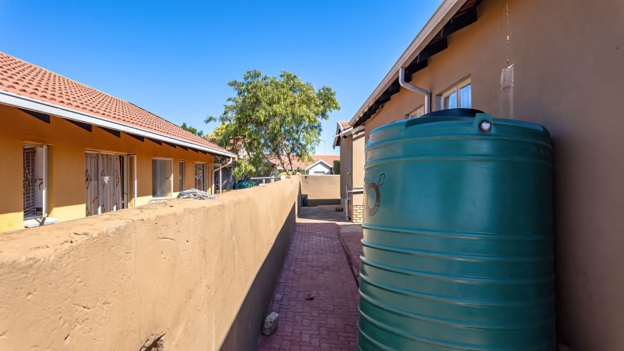 To Let 5 Bedroom Property for Rent in Tlhabane North West